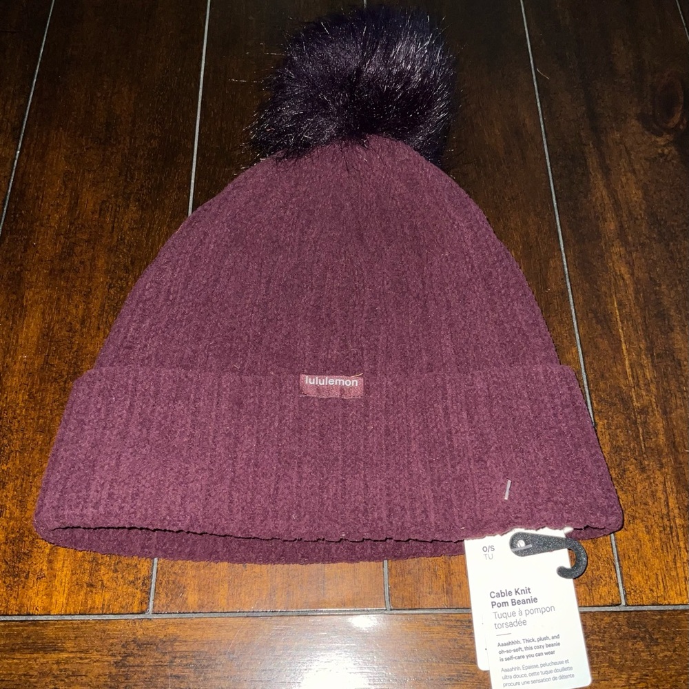 Women’s Cable Knit Pom Beanie